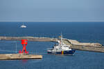 Zollboot HIDDENSEE auslaufend zwischen West-und Ostmole von Sassnitz.