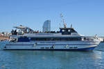 Das Ausflugsschiff TRIMAR (MMSI: 224022660) macht sich auf zu einer kleinen Hafenrundfahrt, so gesehen Anfang November 2022 in Barcelona.