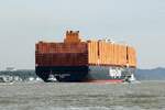 BERLIN EXPRESS , IMO 9540118 , 399,9 x 61m , TEU 23664 , am 26.09.2023 auf der  ELBE  bei Wedel / Schulau zu Berg zum Hafen Hamburg. Achtern der Schlepper ZP Bear. Das Polizeiboot Bürgermeister Brauer begleitete den Erstanlauf zum Heimathafen Ha ...