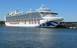 Die 290 Meter lange Emerald Princess der Reederei Princess Cruises lag am 12.05.2025 auf ihrer 23 tägigen Tour von  Civitavecchia (Rom)nach Southampton in Warnemünde.
