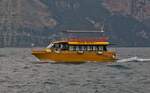 Schnellboot Speedy Gonzale,  fhrt auf dem Gardasee am Anleger in Malcesine vorbei. 05.2025