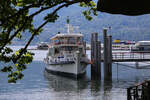 Beschaulich unter nahen Bäumen liegt hier am 24.5.2025 die Capriolo vor Locarno am Lago Maggiore am Steg und wartet auf ihren nächsten Einsatz.