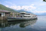 Das Fahrastschiff Milano liegt hier am 24.5.2025 morgens abfahrbereit am Steg vor Locarno am Lago Maggiore.