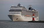 Die 294 Meter lange MSC Poesia beim Einlaufen am Morgen des 01.06.2025 in Warnemünde.