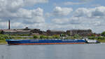 Das Schubboot QUATTRO (ENI: 02336585) schob Ende Mai 2025 in Duisburg den Tankschiffschubleichter CHEMGAS 20 (ENI: 02325572).
