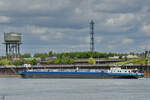 Das Tankmotorschiff CHAMSIN (ENI: 02324743) fährt Rhein aufwärts, so gesehen im Mai 2025 bei Duisburg.