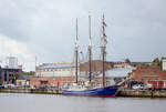 Die Santa Barbara Anna in Rosck ist ein traditionell getakelter Dreimast-Toppsegelschoner.

Schiffstyp: 3-Mast-Bram­segelschoner. Länge ü. A.: 43,25 m. Rumpflänge: 29,94 m. Breite: 7,00 m. Tiefgang: 3,70 m.
Segel: 13. Segelfl&# ...