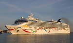 Die Norwegian Dawn auf ihrer 11 tägigen Ostsee Tour von Stockholm nach Kopenhagen via Kiel beim Einlaufen am Morgen des 22.06.2025 in Warnemünde.