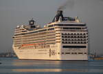 Blick auf die Heckansicht der MSC Poesia am Morgen des 22.06.2025 in Warnemünde.