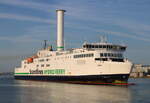 Die Scandlines Fähre Berlin auf dem Seeweg von Rostock-Überseehafen nach Gedser beim Auslaufen  am 22.06.2025 in Warnemünde, die Rauchfahne im Hintergrund kam von der MSC Poesia