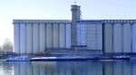 Rheinhafen Neubreisach (Neuf-Brisach) im Elsaß, vor der großen Siloanlage ankert ein GMS (Name unbekannt) zur Be-und Entladung, März 2025