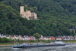 Binnenschiff Marco Polo mit drei Patroullienbooten auf dem Rhein unterwegs nach Süden bei Lahnstein. 23.06.2025