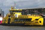 Die GRASBROOK - aktuell neuester Flottenzugang der Hadag - am Reederei-Ponton westlich der St.Pauli Landungsbrücken (Hamburg/Elbe). Am Tag der Aufnehme (11.07.205) festlich  geschmückt und  über die Toppen geflaggt.