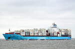 Die MAERSK BAYETE IMO-Nummer:9355355 Flagge:Hong Kong Länge:223.0m Breite:32.0m Baujahr:2009 Bauwerft:Hanjin Heavy Industries & Construction,Pusan Südkorea vor der Alten Liebe Cuxhaven am 17.07.25