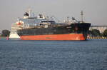 Der Öl Tanker Zobu Start auf beim Auslaufen am Morgen des 20.07.2025 in Warnemünde.