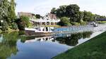 GMS Vota, EMI-Nr.: 06002719, am 18.07.25 auf den Rhein-Herne-Kanal bei Castrop-Rauxel.
Das Schiff passiert gerade die beliebte Ausflugsgaststätte 'Haus Hölter'.
Das unter polnischer Flagge fahrende Schiff ist gemeldet in: Wroclaw (frü ...