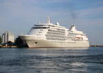 Die Silver Shadow der Reederei Silversea Cruises mit Sitz in Monaco, lag am Morgen des 20.07.2025 in Warnemünde.