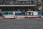 Hafenbarkasse WILLI ABICHT; Eigner/Betreiber: Reederei Rainer Abicht; Aufnahmeort: Elbe/Hafen Hamburg, Deutschland; Datum: 03.06.2025; Info: (ENI 04806100) (H 6018)  Rundfahrt-Barkasse / Lüa 18,00 m, B 4,8 m, Tg 1,1 m, / 1 Diesel, 100 kW (136 PS ...