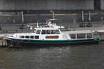 Hafenbarkasse FLOTTBEK; Eigner/Betreiber: unbekannt; Aufnahmeort: Elbe/Hafen Hamburg, Deutschland; Datum: 11.06.2025; Info: Das Bild zeigt die Flottbek im Traditionsschiffhafen am Sandtor, unweit der Elbphilharmonie.