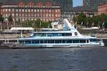 Fahrgastschiff HAMBURG; Eigner/Betreiber: Reederei Rainer Abicht; Aufnahmeort: Elbe/Hafen Hamburg, Deutschland; Datum: 10.06.2015; Info: Das Bild zeigt die Hamburg an den StPauli-Landungsbrücken. 