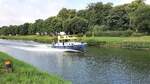 WSP 15, ein Polizeiboot der Landespolizei Nordrheim-Westfalen am 25.07.25 auf dem Rhein-Herne-Kanal bei Castrop-Rauxel.
13,4 Tonnen schwer, 13,86 Meter lang, 350 PS und 1,1 Millionen Euro teuer, das sind die Daten des am 03.11.2020 in Dienst gestell ...