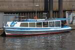 Hafenbarkasse HERTHA ABICHT; Eigner/Betreiber: Reederei Rainer Abicht; Aufnahmeort: Elbe/Hafen Hamburg, Deutschland; Datum: 10.06.2015; Info: (ENI 05100390) Hertha wartet an den St.Pauli-Landungsbrückenauf auf neue Passagiere für eine Hafen ...