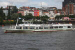 Fahrgastschiff LÜNEBURGER HEIDE; Eigner/Betreiber: Reederei J.Wilcke; Aufnahmeort: Elbe/Hafen Hamburg, Deutschland; Datum: 11.07.2025; Info: Das Bild zeigt die Lüneburg vor den berühmten bunten Häusern der St.Pauli Hafenstraß ...