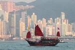 Ausflugsboot im 'Dschunken-Design' AQUA LUNA; Eigner/Betreiber: unbekannt; Aufnehmeort: Hong Kong Hafen, South China Sea, Hong Kong (China); Datum: 20.10.2011; Info: Das Bild zeigt die Aqua Luna vor der imposanten Hochhauskulisse von Victoria Island.