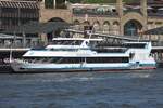 Fahrgastschiff HAMMONIA; Eigner/Betreiber: Reederei Rainer Abicht; Aufnahmeort: Elbe/Hafen Hamburg, Deutschland; Datum: 10.06.2015; Info: (ENI 05802340) Lüa 42,8 m, B 8,8 m, Tg 1,6 m / 2 x 250 kW, ges. 680 PS, 2 x SRP 170 / 300 Pass. / 1993 bei  ...