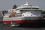 Kreuzfahrtschiff FINNMARKEN; Eigner/Betreiber: Hurtigruten; Aufnahmeort: Elbe/Hafen Hamburg, Deutschland; Datum: 13.06.2025; Info: Das Bild zeigt die FINNMARKEN beim betanken am Kreuzfahrtanleger Docklands.