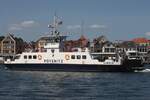 Fahrzeug- und Personenfähre PÖTENITZ; Eigner/Betreiber: Stadt Lübeck; Aufnahmeort: Trave/Lübeck-Travemünde, Deutschland; Datum: 20.06.2025; Info: Die Fährlinie verbindet Lübeck-Travemünde mit der zur Stadt geh& ...