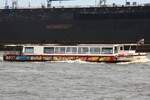 Hafenbarkasse ENNSTAL; Eigner/Betreiber: Barkassenmeyer; Aufnahmeort: Elbe/Hafen Hamburg, Deutschland; Datum: 11.07.2025; Info: (ENI 04813530) (H 6083) (Kunstbarkasse, durch Udo Lindenberg gestaltet) / Lüa 24,77 m, B 6 m, Tg m / Antrieb durch ei ...
