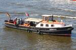 Hafenbarkasse ALTONA; Eigner/Betreiber: - ; Aufnahmeort: Elbe/Hafen Hamburg, Deutschland; Datum: 10.05.2015; Info: Das Bild zeigt die ALTONA auf dem Hafengeburtstag vor den St.Pauli Landungsbrücken.