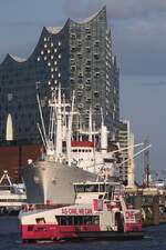 Hadag Hafenfähre NEULAND; Eigner/Betreiber: Hadag; Aufnahmeort: Elbe/Hafen Hamburg, Deutschland; Datum: 28.07.2025; Info: (04814280). Das Bild zeigt die NEULAND mit Elbphilharmonie, Überseebrücke und der CAP SAN DIEGO im Hintergrund.