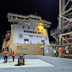 war Das 1997 gebaute Fährschiff ISLE OF INISHMORE (IMO: 9142605) von Irish Ferries wird gerade festgezurrt, so gesehen Mitte Juli 2025 im Hafen von Calais.