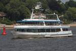 Fahrgastschiff ELBKRISTALL; Eigner/Betreiber: Reederei Rainer  Abicht; Aufnahmeort: Elbe/Hafen Hamburg, Deutschland; Datum: 17.06.2025; Info: Info: (ENI 04810770) / ex OSTSEEBAD WARNEMÜNDE / Lüa 40,66 m, B 9,8 m, Tg 1,6 m / 2 Diesel, ges. 3 ...
