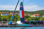 SailGP  mit ihren Hochleistungs-Katamaranen fliegen nicht nur übers Wasser, sondern auch mit LANGE  Krane von Liebherr auf das Land im Sassnitzer Hafen. - 14.08.2025