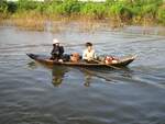 Kleines namenloses Boot; Eigner/Betreiber: privat; Aufnahmeort: Tonle Sap See, Kambodscha; Datum: 04.12.2006; Info: Auf und um den unweit Siem Reap (Angkor Wat) gelegenen Tonle Sap See, dessen Pegelstand im Laufe  eines Jahres extrem schwankt, sind k ...