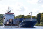 Die SERENADA IMO-Nummer:9201865 Flagge:Lettland Länge:100.0m Breite:16.0m Baujahr:1999 Bauwerft:Tille Scheepsbouw,Kootstertille Niederlande bei Fischerhütte im Nord-Ostsee-Kanal aufgenommen am 23.08.25