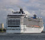 Blick auf die Heckansicht der MSC Poesia am Nachmittag des 24.08.2025 in Warnemünde.