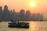 Starferry NORTHERN STAR; Eigner/Betreiber: Starferry Hong Kong; Aufnahmeort: Hong Kong Hafen, South China Sea, Hongkong (China); Datum: 20.10.2011; Info: A2971, Sonderlackierung SCAD Werbung, beim Sonnenuntergang vor Victoria Island.