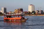 Namenloses Ausflugsboot; Eigner/Betreiber: unbekannt; Aufnahmeort: Tonle Sap River, Phnom Penh, Kambodscha; Datum: 31.10.2011; Info: Das Bild entstand in der Hauptstadt Kambodschas unmittelbar vor der Mündung des Tonle Sap in den Mekong. Der Ton ...