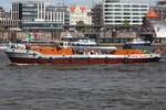 Wasserschiff BORKUM; Eigner/Betreiber: Fr. Jacobsen & Cons Aufnahmeort: Elbe/Hafen Hamburg, Deutschland; Datum: 10.05.2015; Info:  (ENI 05501410) Tragfähigkeit 330 t / Lüa 32,8 m, B 7,57 m, Tg 2,0 m / 153 kW. Das Bild zeigt die BORKUM nahe  ...