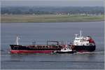 Der 1996 gebaute Tanker STOLT PELICAN (IMO 9016882) fhrt Hhe Bremerhaven weseraufwrts. Er ist 100 m lang und 16 m breit, hat eine GT/BRZ von 3.711 und eine DWT von 5.797 t. Heimathafen ist Cardiff (Vereinigtes Knigreich). An seiner Backbordseite ist rckwrts fahrend der Schlepper BV BLUMENTHAL (IMO 8912223) zu sehen. 07.09.2019