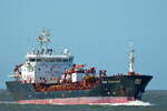 Die STOLT REDSHANK ,�l und Chemikalientanker, IMO-Nummer:9566746 Flagge:Gro�britannien L�nge:90.0m Breite:16.0m Baujahr:2011 vor der Alten Liebe Cuxhaven am 25.06.26