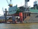 CSAV SUAPE (IMO 9437048) am 23.7.2014, Hamburg, Elbe, bei Blohm+Voss im Schwimmdock, Blick in das Dock auf Propeller und Ruder / Containerschiff / BRZ 52.726 / Lüa 294,1 m, B 32,2 m, Tg 13,5 m /  1 Diesel, 40.040 kW, 54.455 PS, 24,6 kn / TEU 5303, davon 1200 Reefer / 2009 bei Zhejiang Ouhua Shipbuilding Co, China /