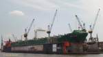 CSAV SUAPE  (IMO 9437048) am 18.7.2014, Hamburg, Elbe, bei Blohm+Voss im Schwimmdock /
 Containerschiff / BRZ 52.726 / Lüa 294,1 m, B 32,2 m, Tg 13,5 m /  1 Diesel, 40.040 kW, 54.455 PS, 24,6 kn / TEU 5303, davon 1200 Reefer / 2009 bei Zhejiang Ouhua Shipbuilding Co, China /
