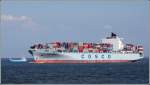 Die 2004 gebaute COSCO SHENZHEN (IMO 9285653) am 03.05.2008 aus der Elbe auslaufend. Sie ist 300,05 m lang, 42,80 m breit, hat eine GT/BRZ von 83133 und ist fr 7455 20-Fu-Container ausgelegt. Sie fhrt unter der Flagge Liberias mit Heimathafen Monrovia. Auf dem Foto berholt sie das 55 m lange Kmo Jutta B.