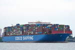 Die COSCO SHIPPING LEO IMO-Nummer:9783502 Flagge:Hong Kong Länge:400.0m Breite:59.0m Baujahr:2018 Bauwerft:Cosco Nantong Shipyard,Nantong China auslaufend aus Hamburg vor Teufelsbrück am