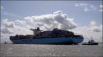 Die EUGEN MAERSK (IMO luft) im Gegenlicht. Mit Untersttung der Schlepper EMS am Bug und WESER am Heck wird sie vor der Stromkaje in Bremerhaven wenden und anlegen. 13.08.2009